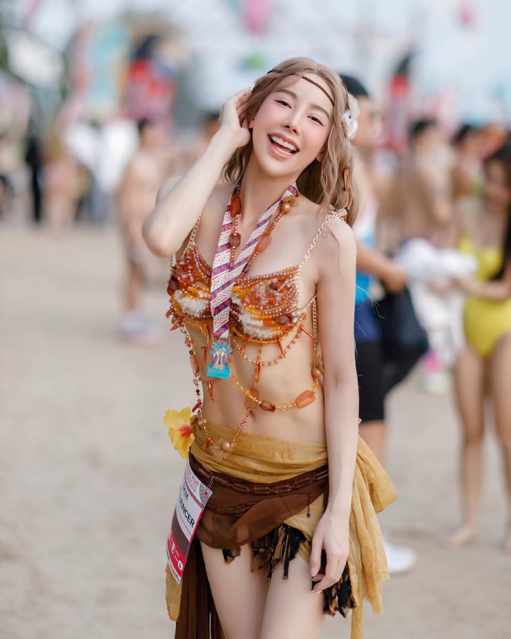 Nữ y tá có làn da trắng bóc, cuốn vải thô thành bikini để thi tài giải chạy nội y - 2