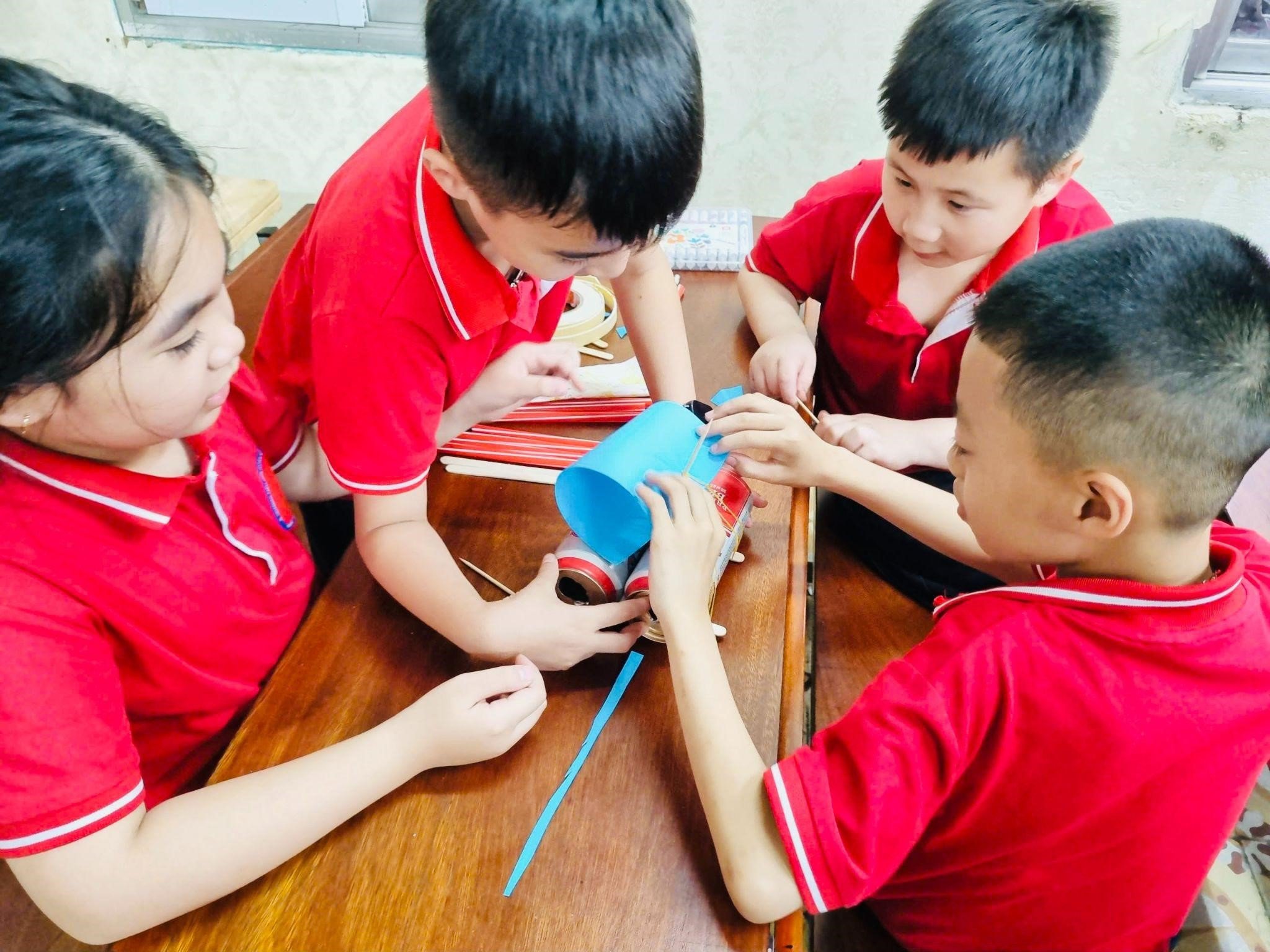 Nhóm học sinh Tiểu học trực tiếp áp dụng những kiến thức đã học trong một dự án thực tiễn