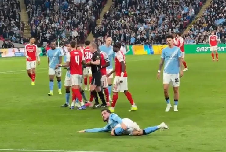 Hành vi của Cherki gây ức chế cho các cầu thủ và người hâm mộ Arsenal ở chung kết League Cup