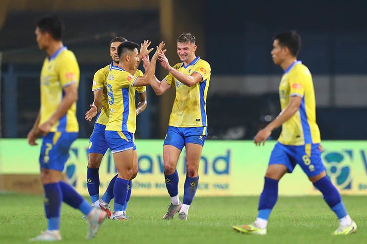 Trận đấu giữa Hà Nội (áo vàng xanh) và Becamex TPHCM trở thành "cơn mưa" bàn thắng