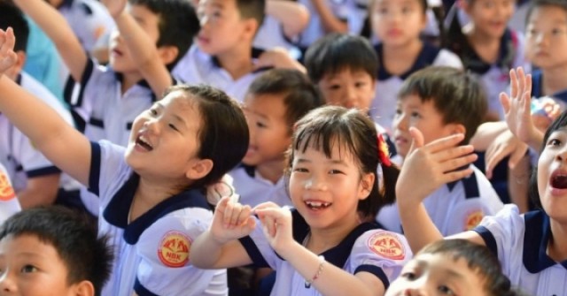 Mức sinh báo động đỏ, TP HCM thưởng tiền cho người đẻ đủ hai con