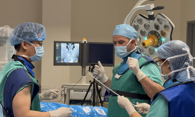 BS. Christophe Perruchoud&nbsp;– Chủ tịch Hiệp hội Điều biến Thần kinh Thụy Sĩ phối hợp cùng các bác sĩ FV thực hiện kỹ thuật RCE Catheter