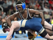 6 tuổi đấu "sinh tử" với đàn tinh tinh, lớn lên là nhà vô địch đấu vật