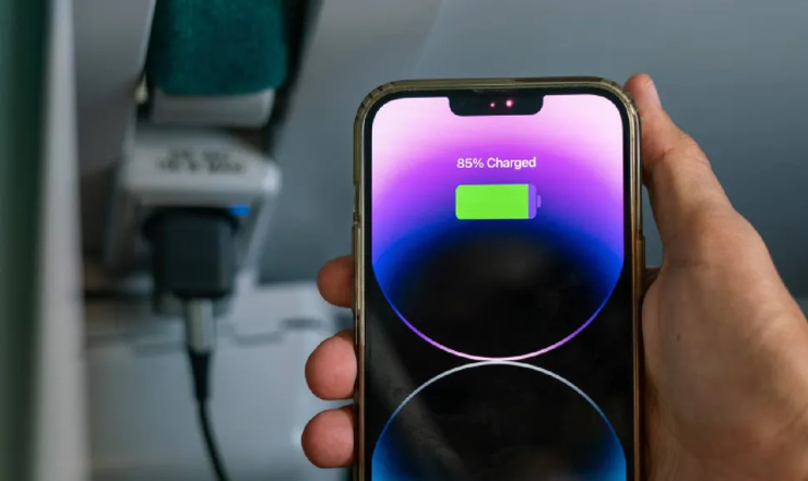 Hình ảnh minh họa iPhone đang sạc pin.
