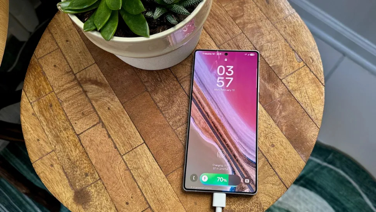 Một điện thoại Android đang sạc pin.