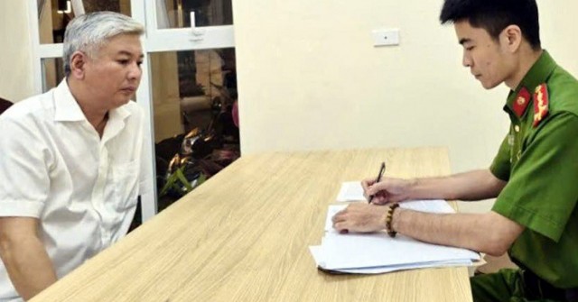 Tạm giữ người đàn ông lái Mercedes chặn ô tô, đánh tài xế sau va chạm ở Hà Nội