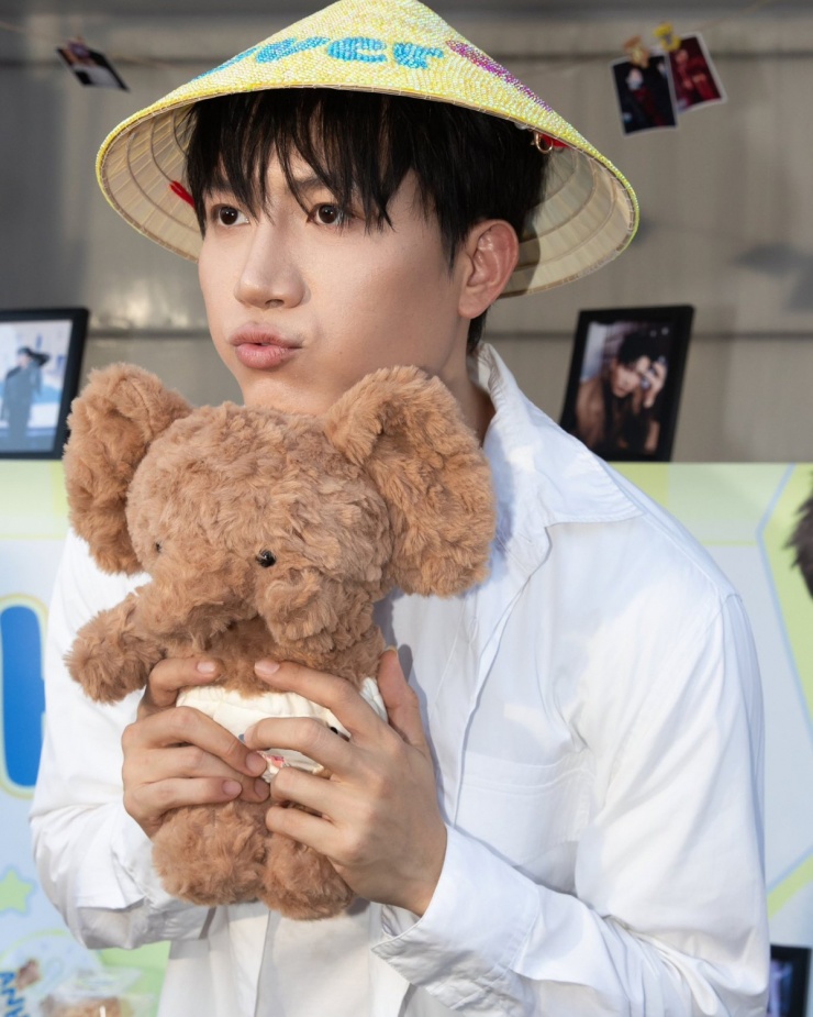 Ảnh sao 18/4: Uyển Ân diện bikini 'nhỏ hết cỡ' khoe ngực đầy - 3