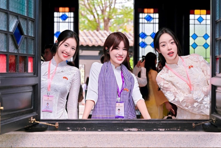 Ảnh sao 18/4: Uyển Ân diện bikini 'nhỏ hết cỡ' khoe ngực đầy - 1