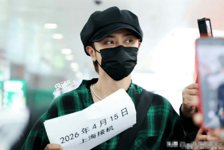 La Chí Tường xuất hiện tại sân bay Thượng Hải, cầm tờ giấy A4 ghi rõ thời gian và địa điểm nhằm chứng minh mình vẫn còn sống.