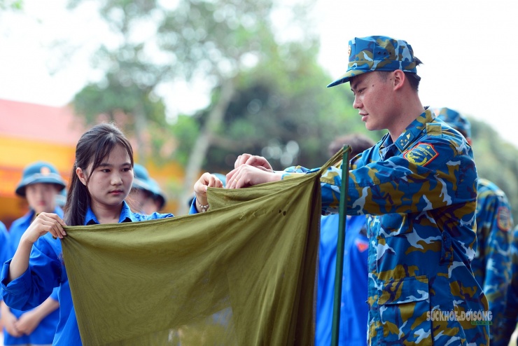 Bất ngờ nữ sinh lớp 12 trổ tài gấp chăn vuông như gạch - 4