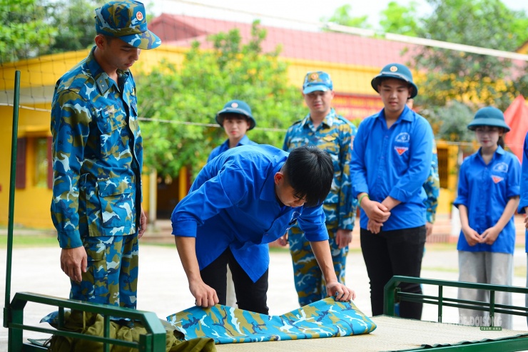 Không khí buổi trải nghiệm thêm sôi nổi khi nhiều học sinh cùng thử sức với nội dung gấp chăn màn.