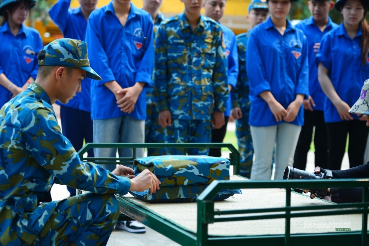 Từng chi tiết nhỏ như căn ruột chăn, chỉnh mép vải đều được hướng dẫn tỉ mỉ.