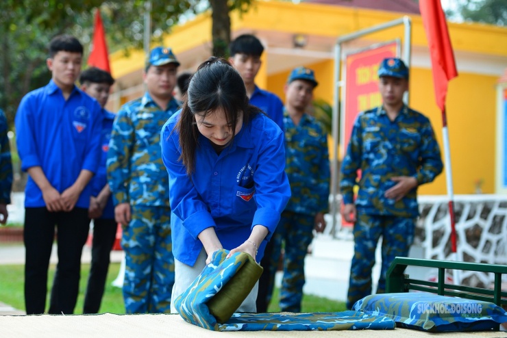 Sau ít phút làm quen, nữ sinh bắt đầu thực hiện các nếp gấp gọn gàng hơn.