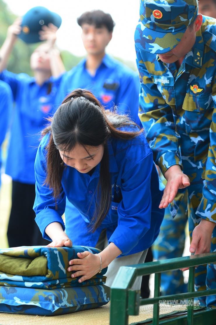 Chiến sĩ tiếp tục hướng dẫn để học sinh chỉnh các góc chăn đạt độ vuông, phẳng, đều.