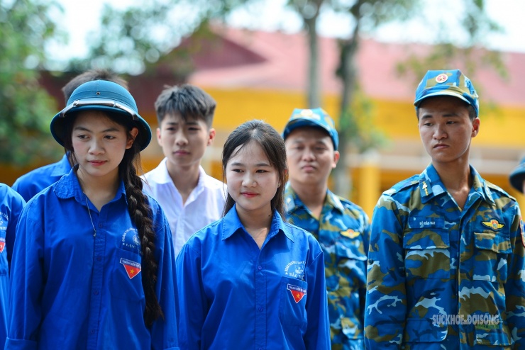 Buổi trải nghiệm khép lại bằng chiếc chăn được đặt ngay ngắn trên giường sắt, như một dấu ấn đẹp của tuổi học trò trong lần chạm gần với nếp sống quân ngũ.