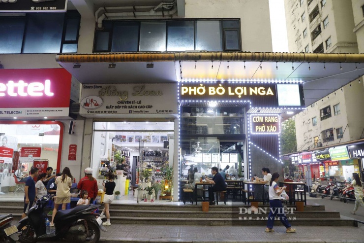 Những ngày gần đây, nhiều cư dân khu chung cư HH Linh Đàm (phường Hoàng Liệt, Hà Nội) nhận được phiếu khảo sát liên quan đến phương án xử lý với hai lựa chọn chính là trả lại căn hộ để nhận lại tiền hoặc đổi sang căn hộ tương đương tại dự án Thanh Hà.&nbsp;Tuy nhiên, phần lớn cư dân không đồng tình với các phương án này. Nhiều ý kiến mong muốn quyền lợi chính đáng được bảo đảm thông qua việc cấp sổ hồng.