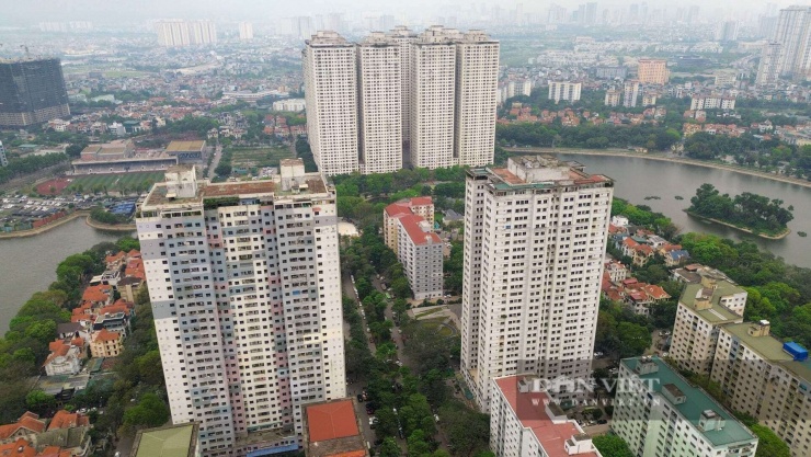 Cũng tại bán đảo Linh Đàm,&nbsp;người dân mua căn hộ tại các tòa VP3, VP5 cũng&nbsp;bất ngờ nhận được "phiếu thu thập thông tin", lấy ý kiến về phương án xử lý sai phạm của chủ đầu tư.