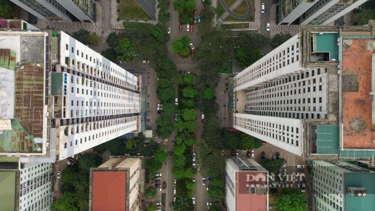 Theo ghi nhận, 2 tòa VP3, VP5 vi phạm xây vượt tầng trái phép. Cụ thể, dự án VP3 tăng chiều cao từ 29 lên 32 tầng, xây tăng số lượng căn hộ từ 192 đến 451 căn, vượt 259 căn so với quy hoạch. Dự án VP5 cũng tăng chiều cao từ 29 lên 33 tầng, xây tăng số lượng căn hộ từ 216 lên 805 căn.