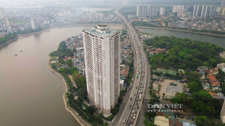 Tại bán đảo Linh Đàm, tòa nhà VP6 cũng để lại không ít tai tiếng. Theo quy hoạch ban đầu, khu đất VP6 là tòa nhà hỗn hợp dịch vụ văn phòng, dịch vụ thương mại và nhà ở cao cấp. Tòa nhà cao 25 tầng, 2 tầng kỹ thuật, 3 tầng hầm nhưng thực tế đã được "hô biến" thành tòa chung cư 37 tầng, xây tăng số lượng căn hộ từ 138 lên 840 căn, vượt 702 căn và chỉ có duy nhất 1 tầng hầm.