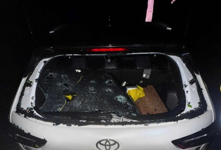 Một ô tô của người dân bị mưa đá làm hư hỏng. Ảnh: NDCC