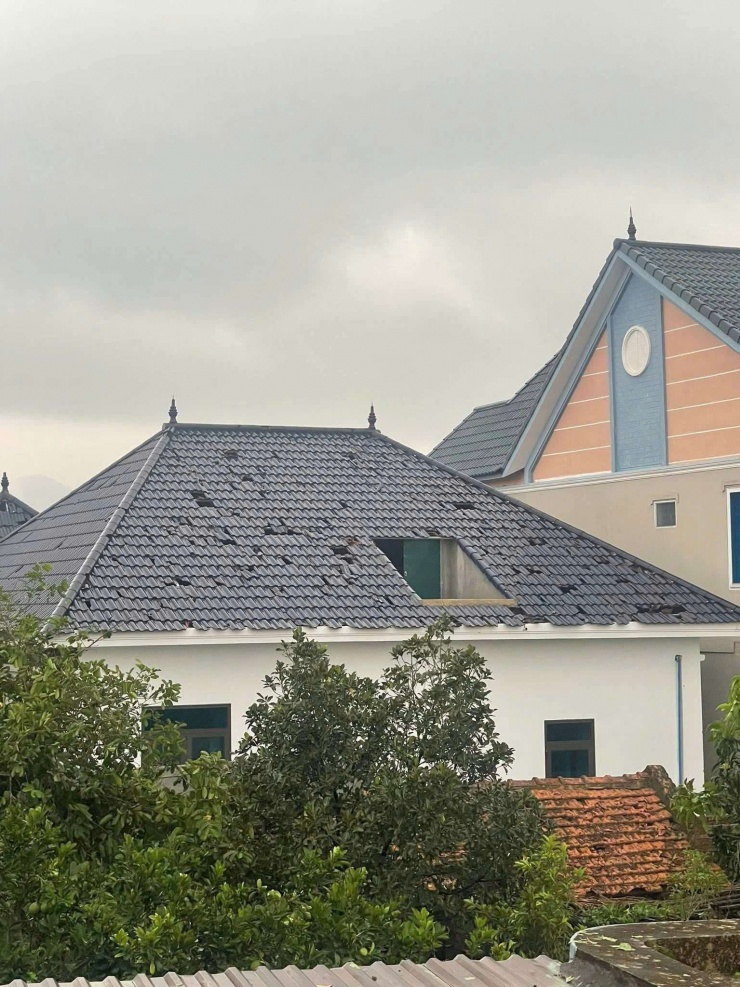 Một số nhà của người dân ở huyện Hoằng Hóa (cũ) bị thiệt hại do mưa đá gây ra.&nbsp;Ảnh: NDCC.