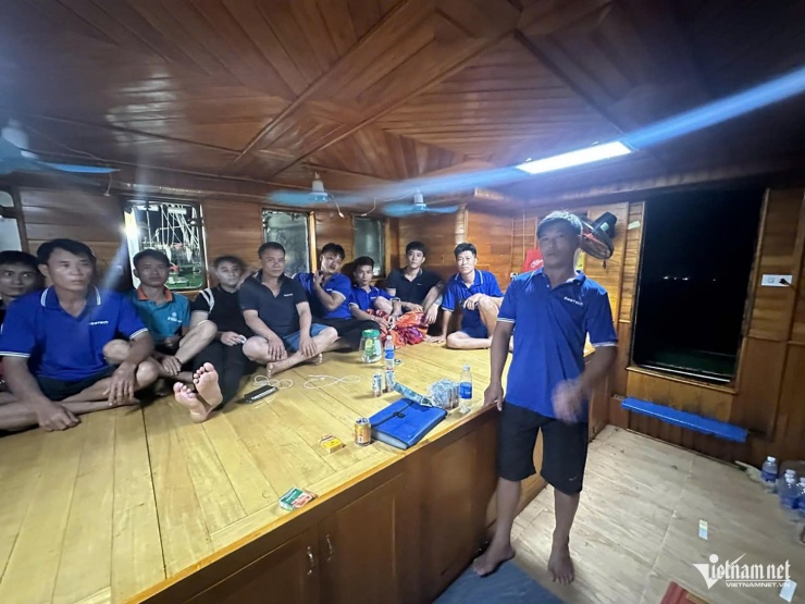 10 thuyền viên trên tàu may mắn được tàu cá gần đó cứu vớt. Ảnh: T.L