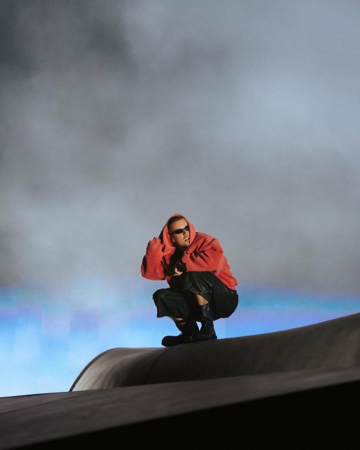 Justin Bieber xuất hiện trên sân khấu Coachella 2026 với phong cách tối giản, mở màn set diễn gây chú ý.