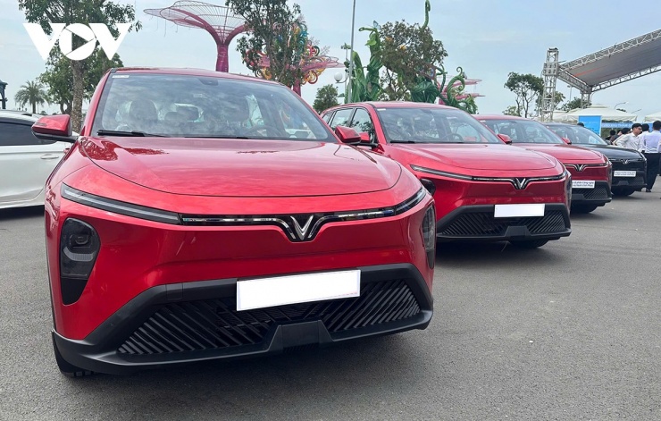 Trong thời gian từ 1/3/2022 đến hết năm 2025, tổng số lượng xe có gắn động cơ dưới 24 chỗ chạy bằng pin nhập khẩu và sản xuất trong nước đã tăng từ 7.663 (năm 2022) chiếc lên 179.316 chiếc (năm 2022)...