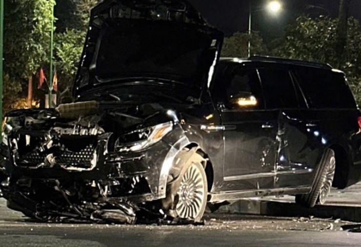 Xe ôtô biển số 30F - 852.xx, phần đuôi nằm trên lề, phần đầu nằm dưới đường, vỡ nát.