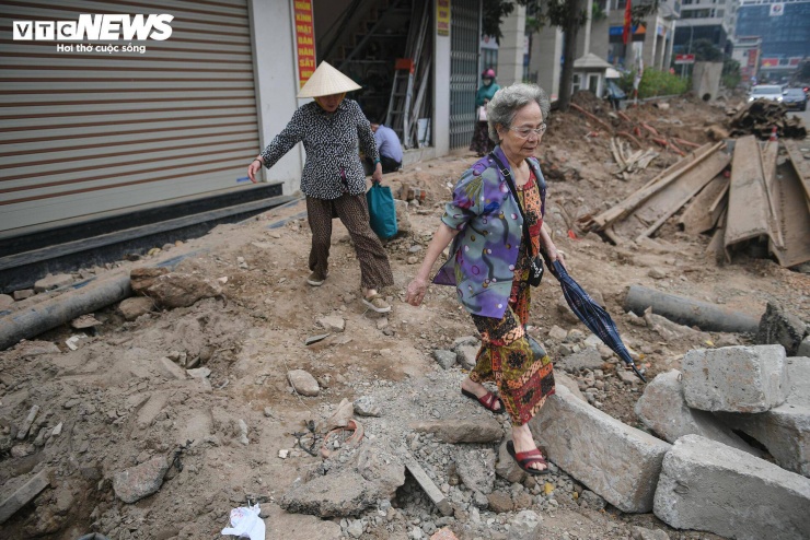 Trên toàn tuyến, không khó để bắt gặp các đoạn đường bị đào sâu kéo dài, đất đá tập kết ngổn ngang.