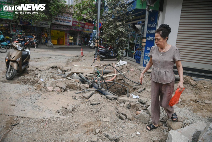 Không ít người tỏ ra lúng túng khi tìm lối di chuyển giữa các đống vật liệu và khu vực đang đào xới. “Có đoạn phải đi vòng, có đoạn phải bước xuống lòng đường vì vỉa hè bị chắn hết. Trời nắng thì bụi, trời mưa thì trơn trượt, đi lại rất bất tiện”, bà Hanh (cư dân một chung cư trên đường Nguyễn Tuân) cho biết.