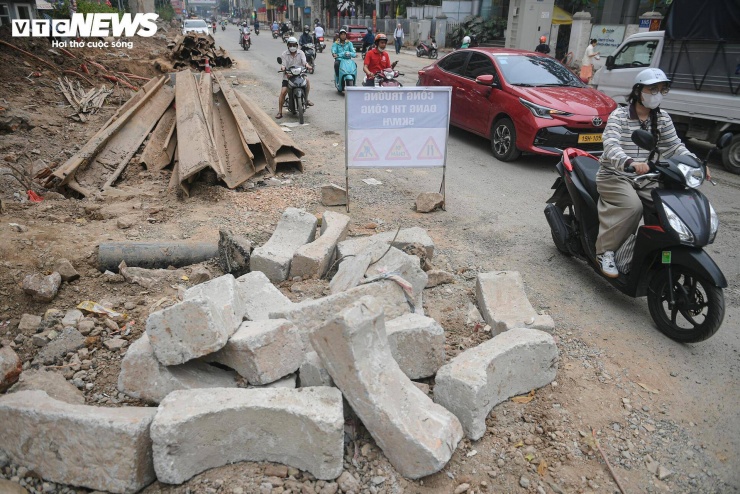 Mặt đường đang thi công khiến không gian lưu thông bị thu hẹp đáng kể. Rào chắn, vật liệu xây dựng chiếm phần lớn diện tích, khiến việc đi lại trở nên khó khăn, đặc biệt vào giờ cao điểm khi lưu lượng phương tiện tăng cao.