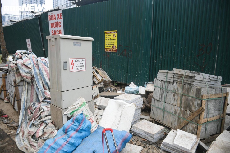 Người Hà Nội dò dẫm tìm lối đi qua công trường mở rộng đường gần 400 tỷ - 19