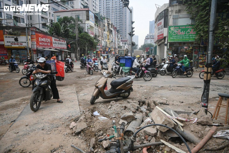 Không chỉ người đi bộ, các phương tiện lưu thông qua đây cũng gặp nhiều khó khăn. Xe máy, ô tô phải di chuyển chậm, luồn lách qua các điểm thi công đan xen.