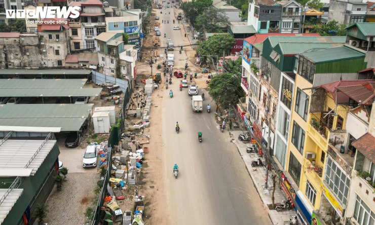 Ở đoạn từ nút giao Nguyễn Huy Tưởng đến ngõ 162 Nguyễn Tuân, mặt đường đã được thảm nhựa một phần, song các hạng mục vỉa hè vẫn chưa hoàn thiện, còn nhiều điểm ngổn ngang.