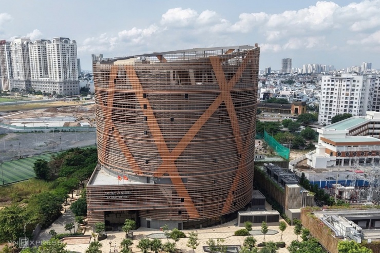 Rạp nằm trên trên đường Lữ Gia, cạnh nhà thi đấu và trường đua Phú Thọ (quận 11 cũ), hoàn thành sau hơn hai năm thi công. Sáng 18/4, hàng trăm khán giả đăng ký từ trước có mặt để tham quan không gian, kiến trúc sân khấu. Tòa nhà gồm hai tầng hầm và 12 tầng nổi, tổng diện tích hơn 31.600 m2, mức đầu tư từ ngân sách TP HCM. Giám đốc Sở Văn hóa - Thể thao TP HCM Trần Thế Thuận từng cho biết đây là công trình mang tầm quốc tế, với trang thiết bị hiện đại, đáp ứng tiêu chuẩn nghệ thuật biểu diễn xiếc quy mô lớn. Dự án góp phần đa dạng nghệ thuật xiếc, đáp ứng nhu cầu ngày càng cao của công chúng.