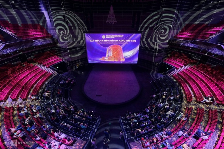 Điểm nhấn là sân khấu chính 2.000 chỗ, chiều cao khoảng 24 m, thiết kế 360 độ, giúp khán giả có tầm nhìn trọn vẹn. Đại diện đơn vị quản lý cho biết hệ thống ánh sáng, âm thanh được đầu tư có thể đáp ứng tiêu chuẩn dàn dựng những vở xiếc quy mô lớn.