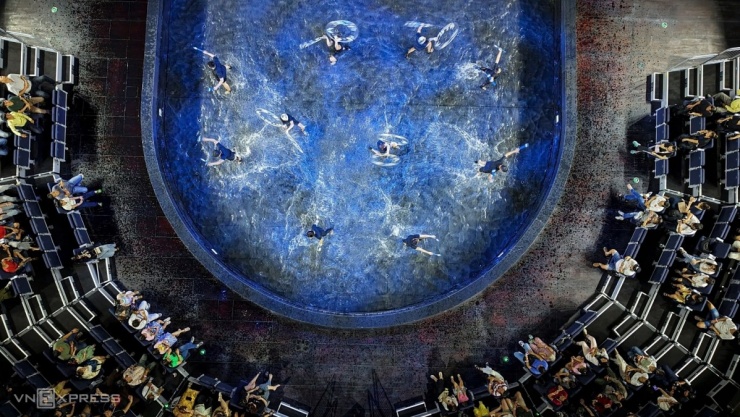 Hệ thống sân khấu nước được bơm tự động nhờ dưới sàn có một bể nước kích thước lớn, có thể nâng lên hạ xuống, hỗ trợ các tiết mục biểu diễn kỹ thuật cao. Rạp được thiết kế cho thời gian sử dụng 100 năm.