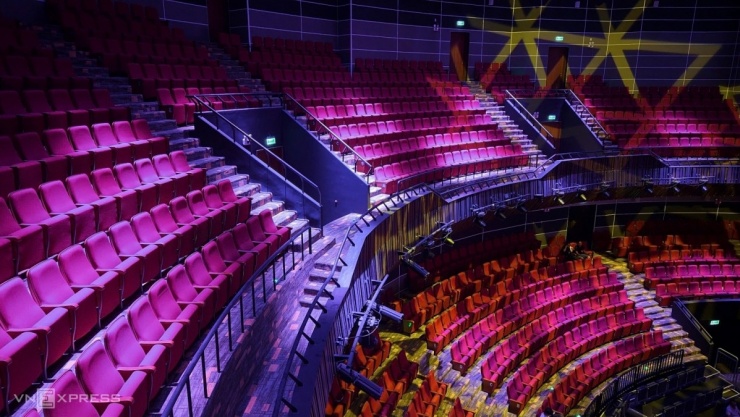 Sân khấu có ba tầng, tạo thành khu đa năng phục vụ các chương trình khác nhau. Một số hàng ghế có thể gấp lại, mở rộng không gian biểu diễn. Mặt sàn được thiết kế với cấu tạo phù hợp với các loại hình xiếc, chịu được sức nặng của thú như voi, ngựa.