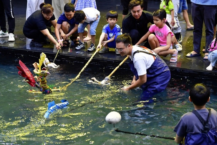 Cuối buổi tham quan, nhiều khán giả được mời mặc đồ bảo hộ, thử điều khiển rối nước, chụp ảnh kỷ niệm cùng các nghệ sĩ.