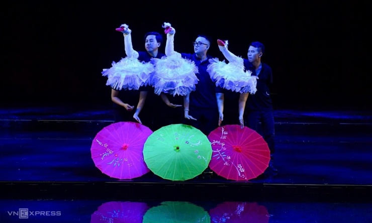 Các nghệ sĩ tập dượt tiết mục rối trên sân khấu nước.