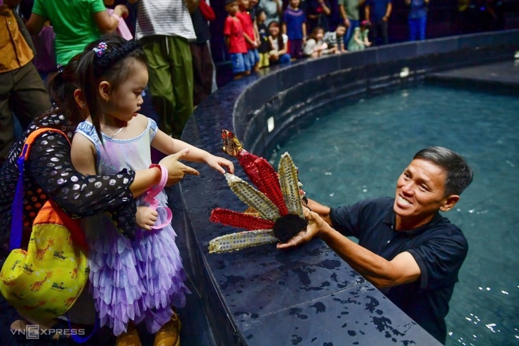 Bé Ngọc Điềm, ba tuổi, chạm thử vào rối nước. Mẹ bé Điềm cho biết nhà chị ở gần rạp, từ lâu đã mong chờ công trình đi vào hoạt động. Hay thông tin ban quản lý mở đợt tour đầu tiên cho khán giả, vợ chồng chị đăng ký ngày cho con vì biết bé thích xem xiếc.