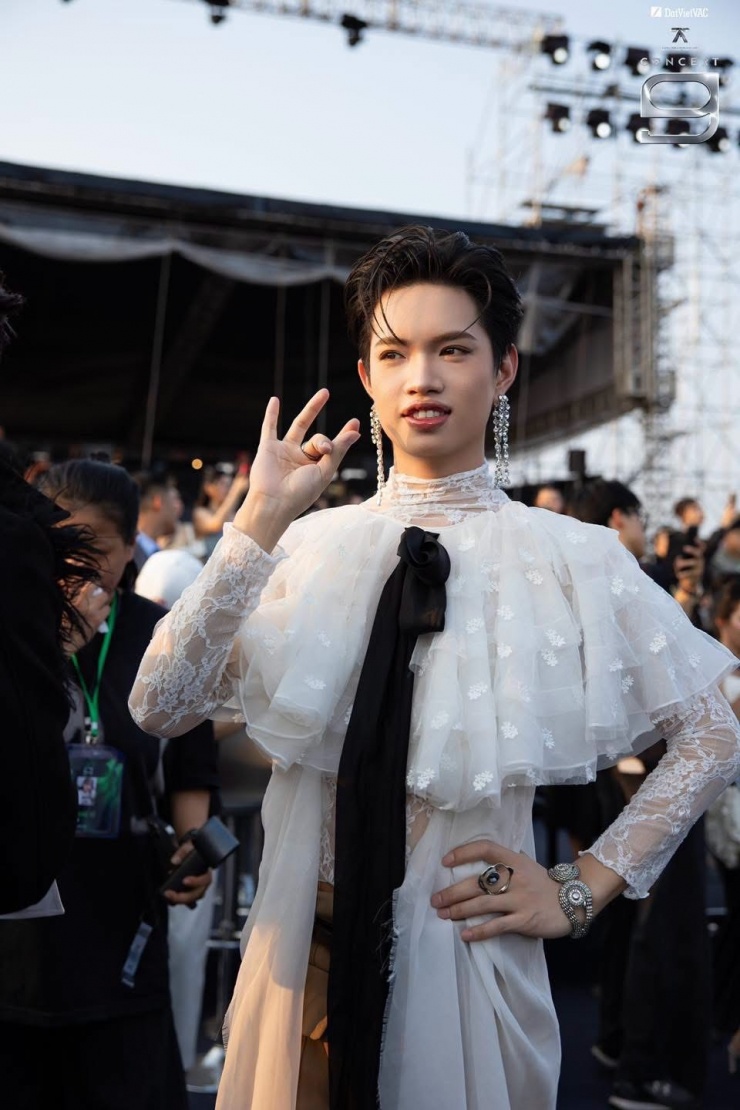 Pháp Kiều, HIEUTHUHAI mặc xuyên thấu tại concert 'Anh trai say hi' - 2