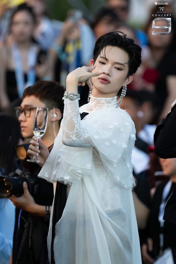 Pháp Kiều, HIEUTHUHAI mặc xuyên thấu tại concert 'Anh trai say hi' - 3