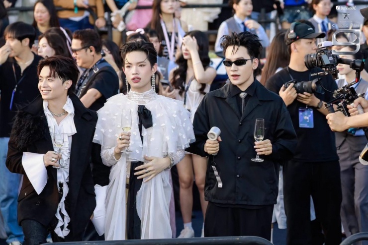 Pháp Kiều, HIEUTHUHAI mặc xuyên thấu tại concert 'Anh trai say hi' - 1