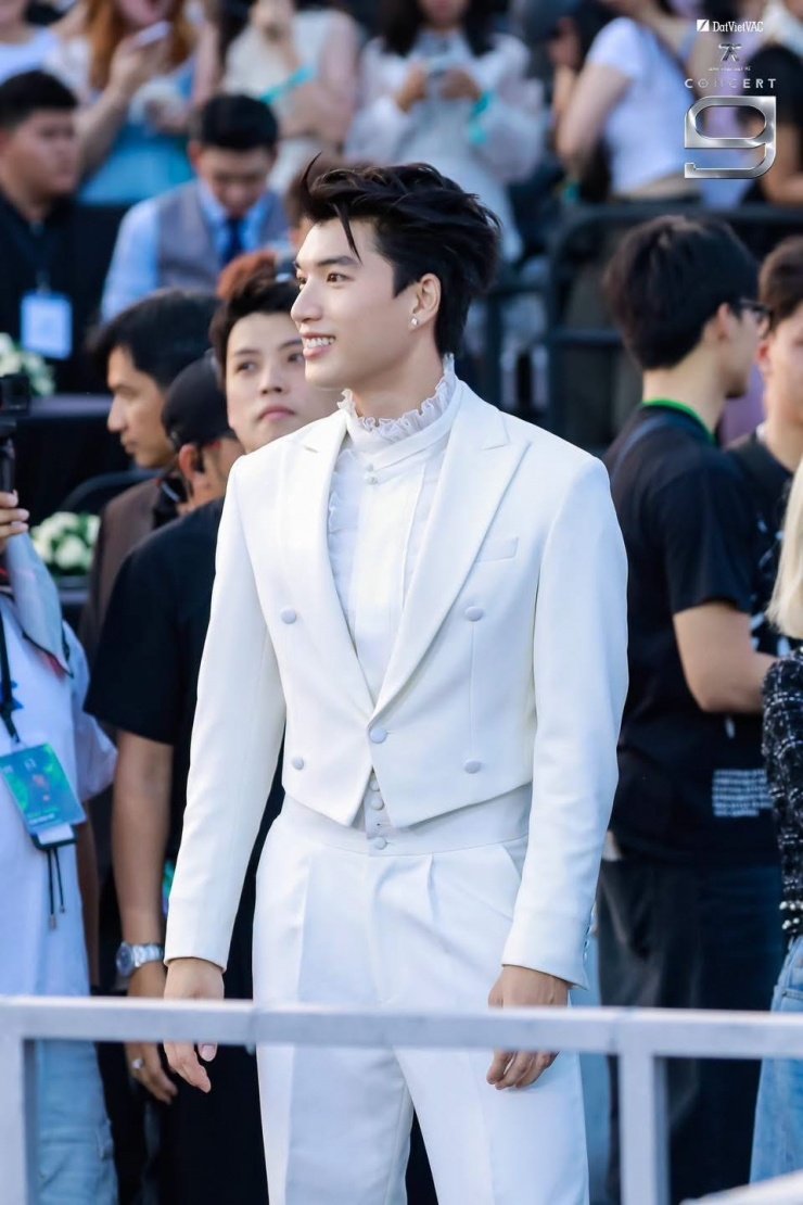 Pháp Kiều, HIEUTHUHAI mặc xuyên thấu tại concert 'Anh trai say hi' - 4