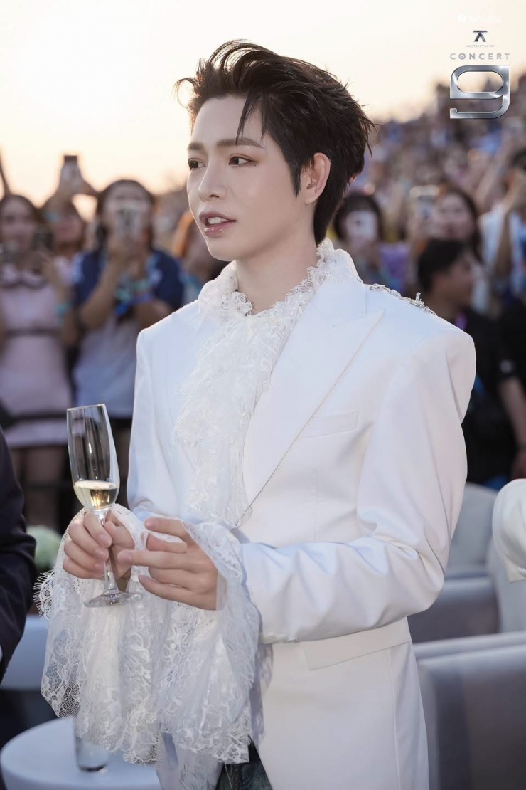 Pháp Kiều, HIEUTHUHAI mặc xuyên thấu tại concert 'Anh trai say hi' - 5