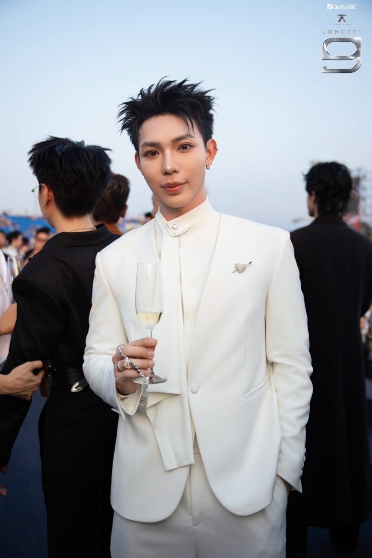 Pháp Kiều, HIEUTHUHAI mặc xuyên thấu tại concert 'Anh trai say hi' - 7