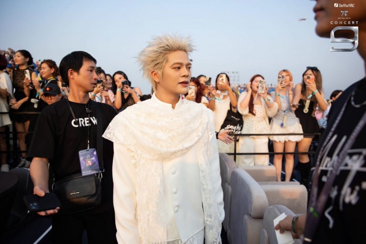 Pháp Kiều, HIEUTHUHAI mặc xuyên thấu tại concert 'Anh trai say hi' - 6