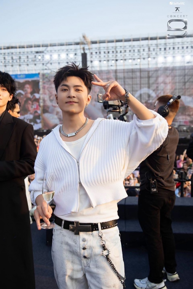 Pháp Kiều, HIEUTHUHAI mặc xuyên thấu tại concert 'Anh trai say hi' - 8